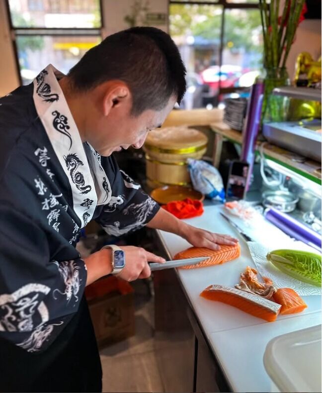 El chef Rong cortando salmón